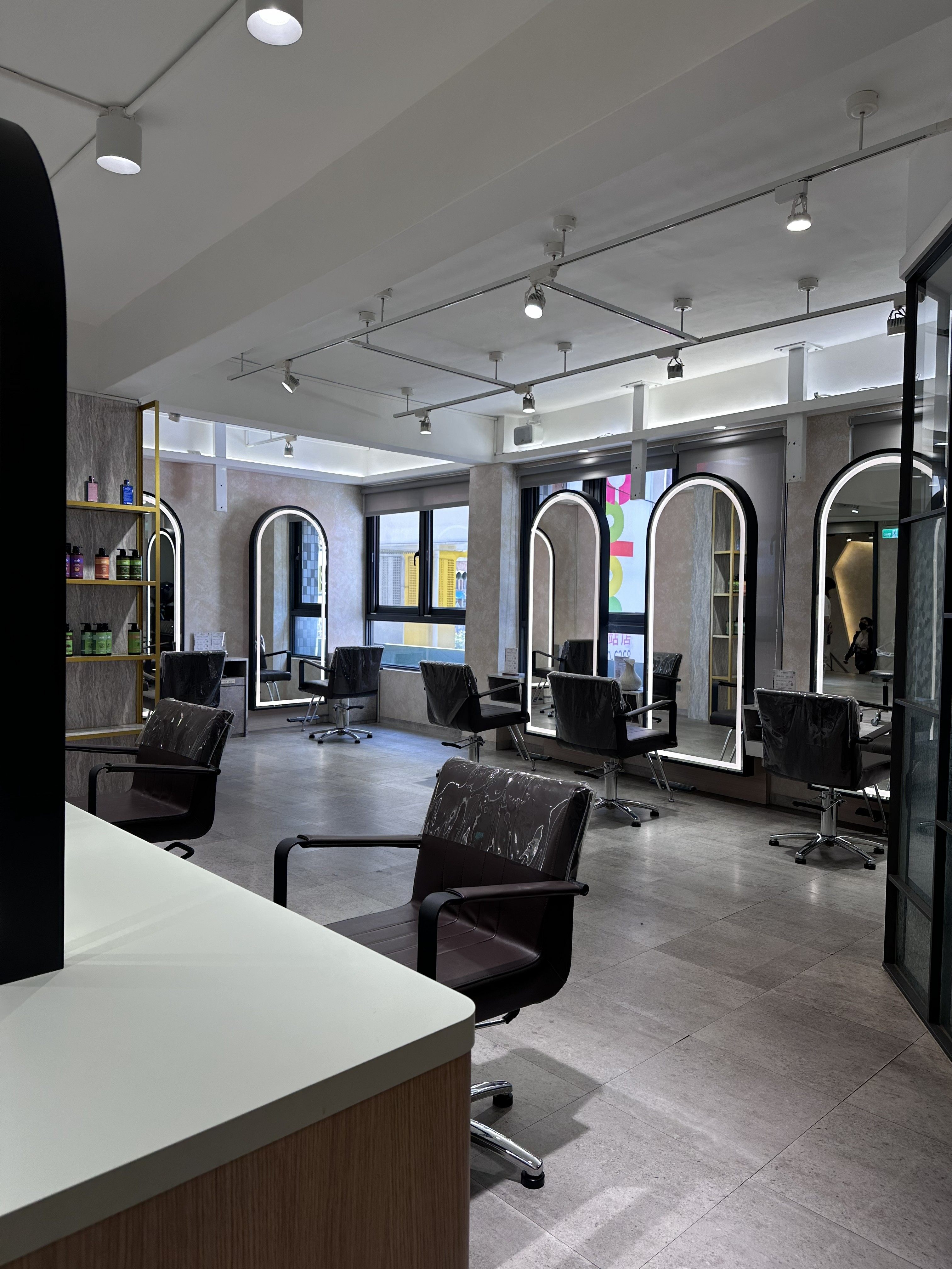 FaceColor 中和站店開放式美髮造型座位環境